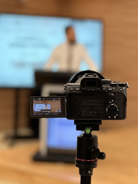 Captation d'une conférence — la caméra en place — Tournages & coulisses, Oriion Studio Marrakech