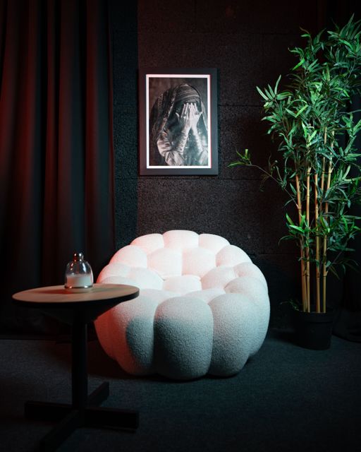 Détail du décor — le fauteuil nuage — Studio & podcast, Oriion Studio Marrakech