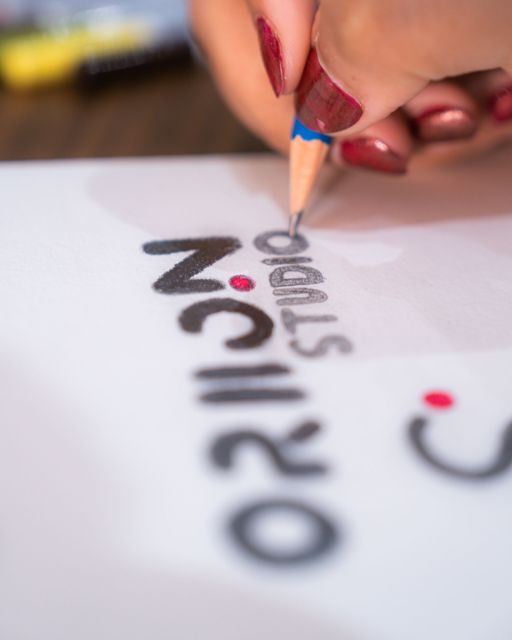 Naissance d'un logo, au crayon d'abord — Identité visuelle, Oriion Studio Marrakech
