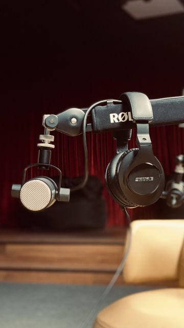 Micro et casque, prêts pour l'invité — Studio & podcast, Oriion Studio Marrakech