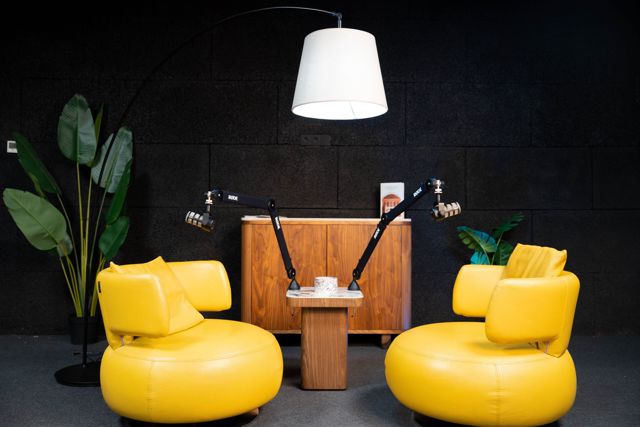 Le plateau signature — fauteuils jaunes et micros Rode — Studio & podcast, Oriion Studio Marrakech