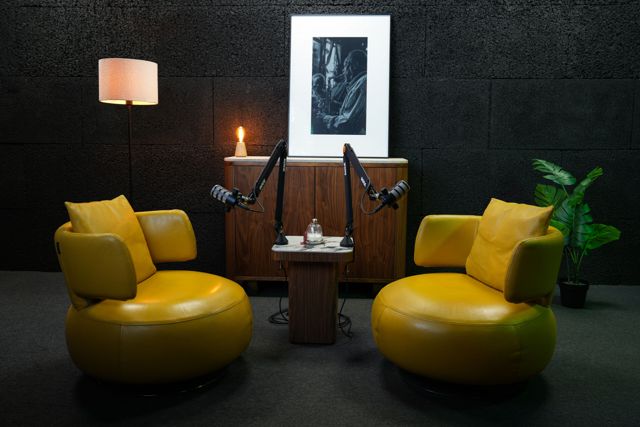 Le plateau bonbon — cuir moutarde et lumière chaude — Studio & podcast, Oriion Studio Marrakech