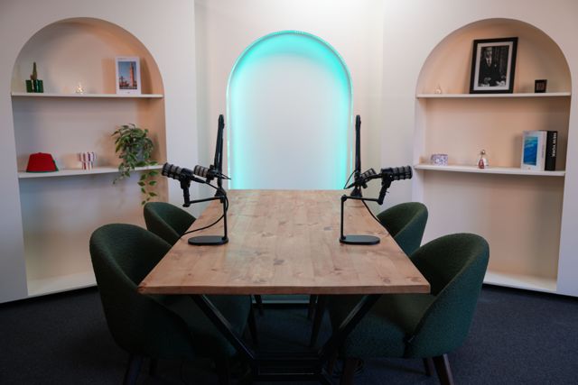Le plateau table : quatre places sous l'arche lumineuse — Studio & podcast, Oriion Studio Marrakech