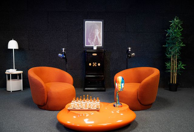 Le salon orange, décor de nos face-à-face — Studio & podcast, Oriion Studio Marrakech
