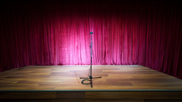Un micro, un rideau : prêt pour le stand-up — Scène & événements, Oriion Studio Marrakech