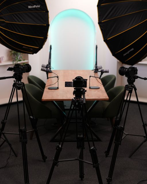 Dispositif multi-caméras autour de la table — Studio & podcast, Oriion Studio Marrakech