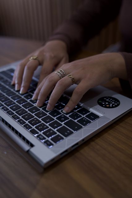 Au clavier : le plan devient concret — Stratégie & conseil, Oriion Studio Marrakech